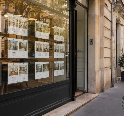 Immobilienanzeigen im Schaufenster eines französischen Maklerbüros, Immobilienmarkt in Frankreich anders organisiert. SHOKO erklärt Ihnen alle Details.